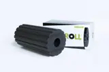 Sort foam roller med dybe langsgående riller hele vejen rundt, stillet foran en hvid Blackroll Groove-æske