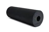 Sort, glat cylinderformet foam roller med hul i midten og Blackroll-logo på enden