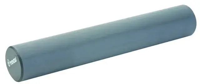 Lang, glat, grå cylinderformet skumrulle med Togu-logo på enden
