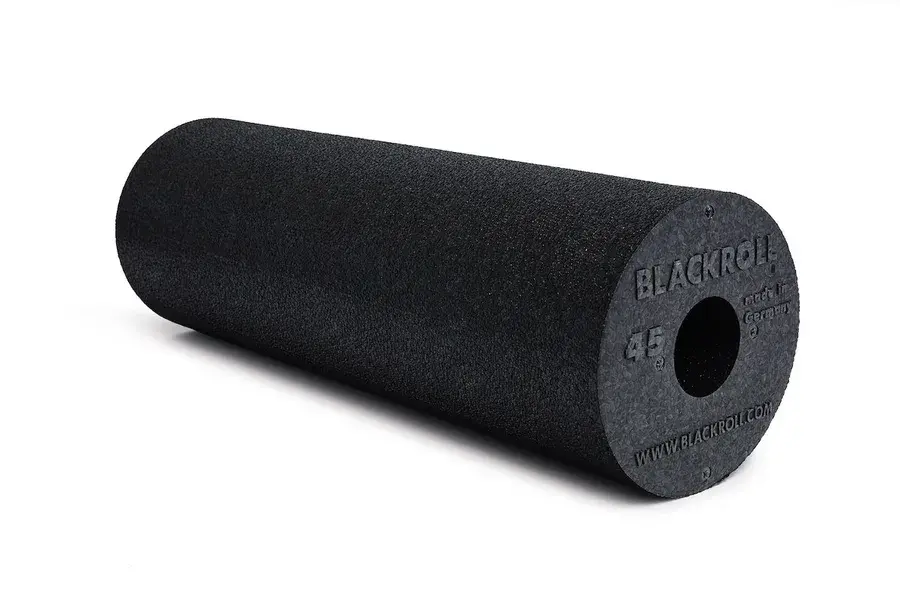 Sort, glat cylinderformet foam roller med hul i midten og Blackroll-logo på enden